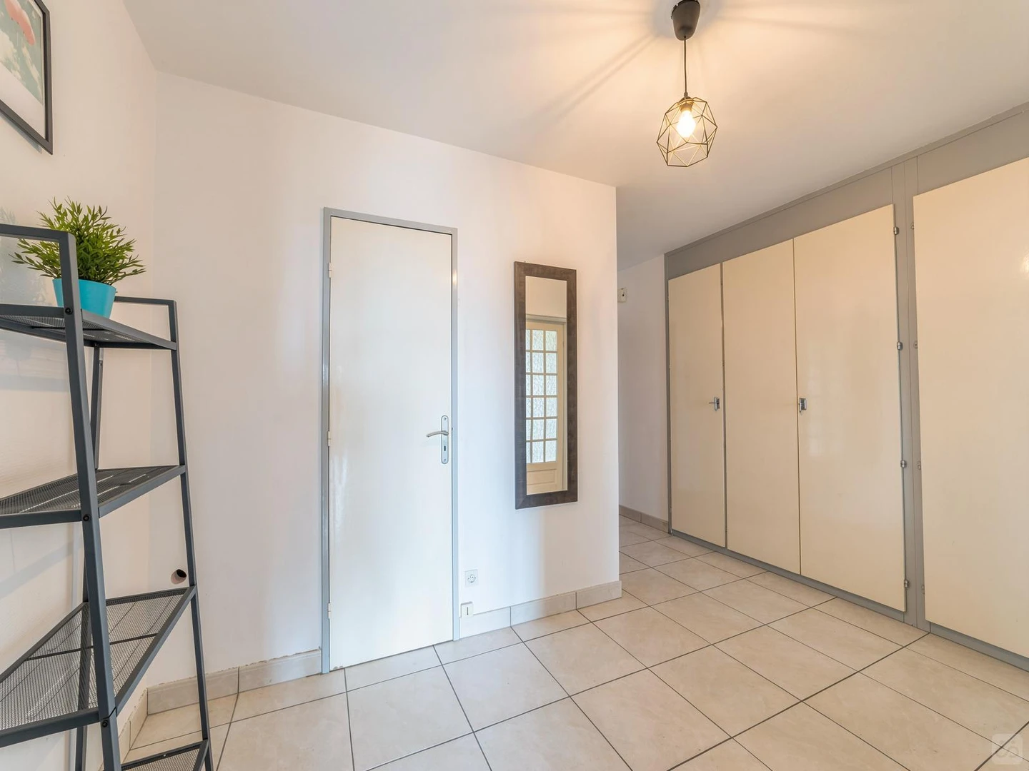 Economical student room with convenient location in