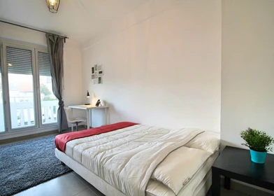 Quarto para alugar com cama de casal em Marselha