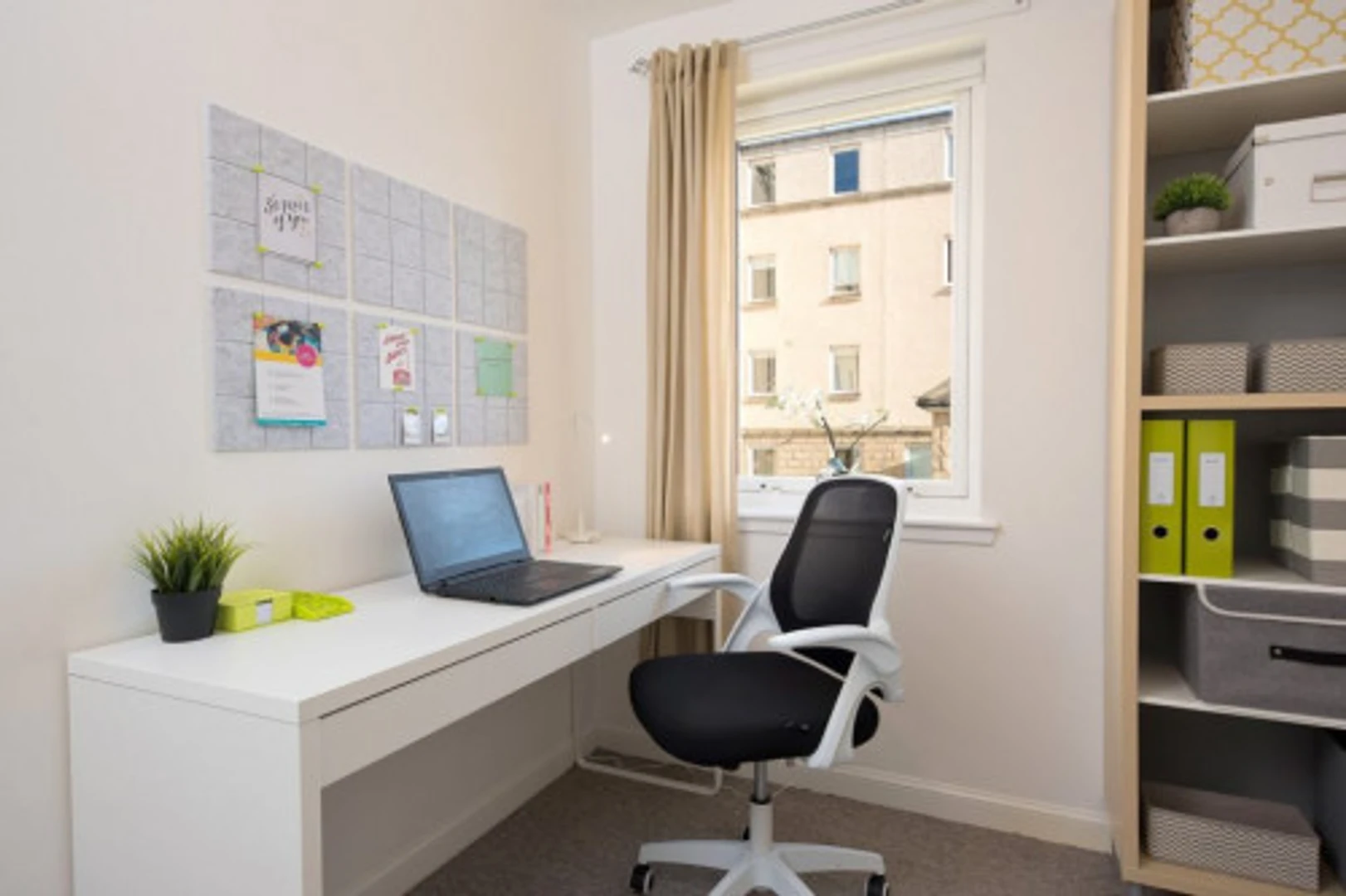 Comfortable and spacious student room in 