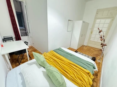 Quarto para alugar num apartamento partilhado em Madrid