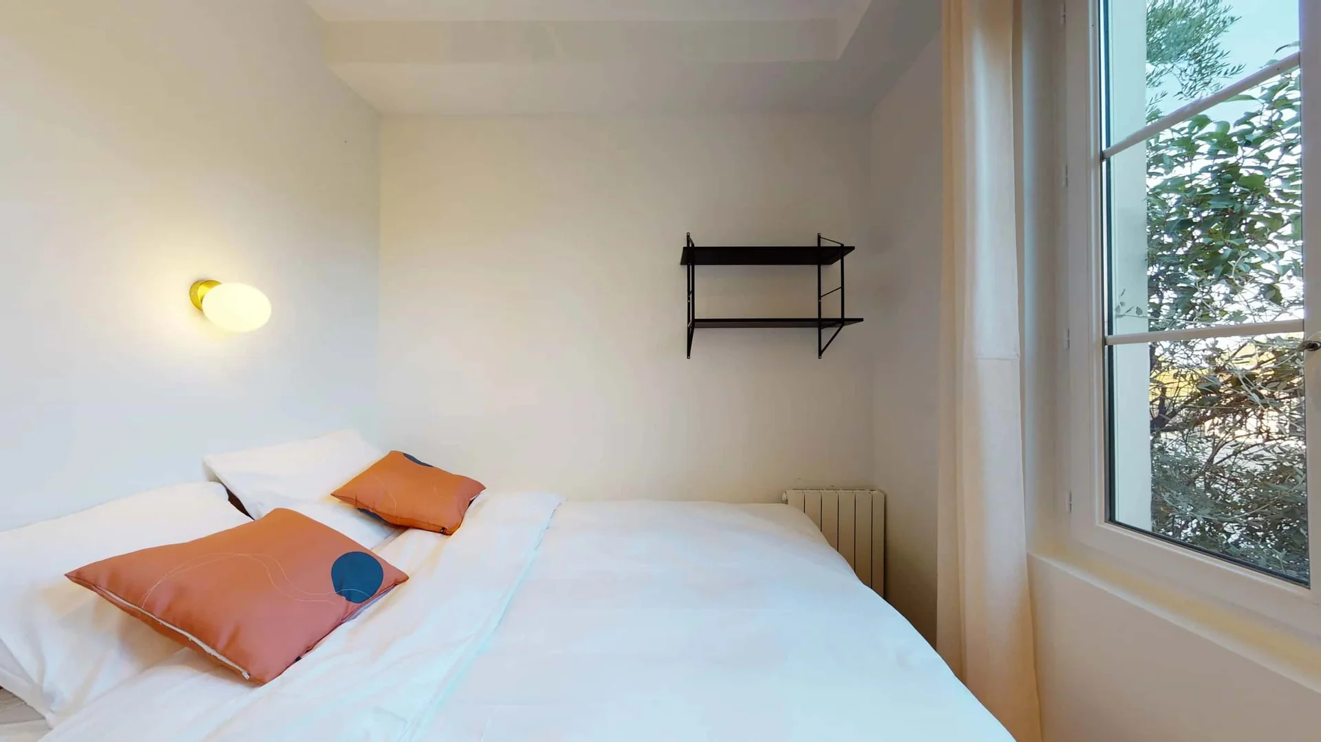 Bright and airy student room with easy university access in 