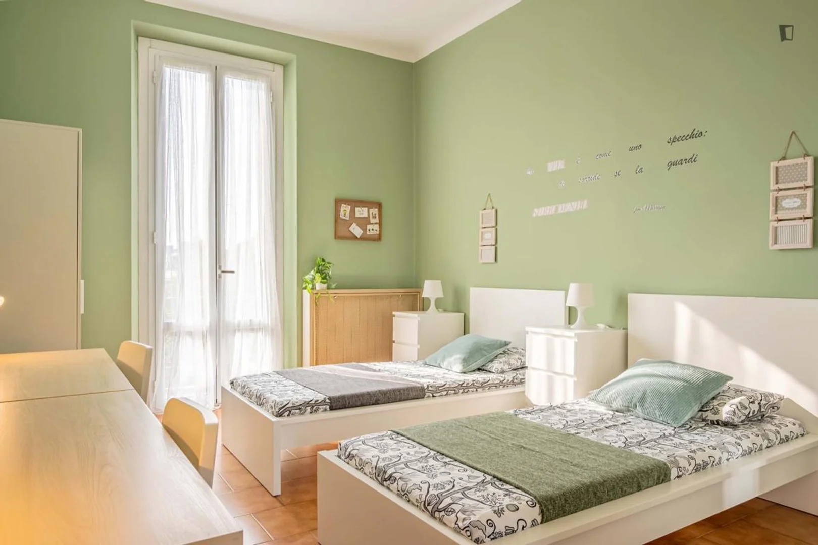 'de öğrenci dairesinde, tamamen mobilyalı kiralık oda