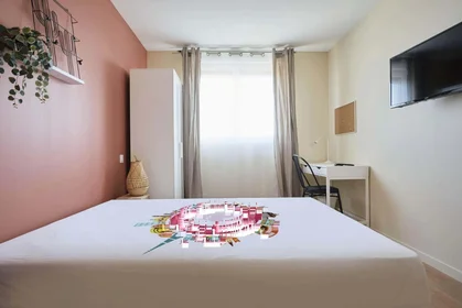 Quarto privado em 4 Pl. Général Patton, 10000 Troyes, France, imagem 2 de 22