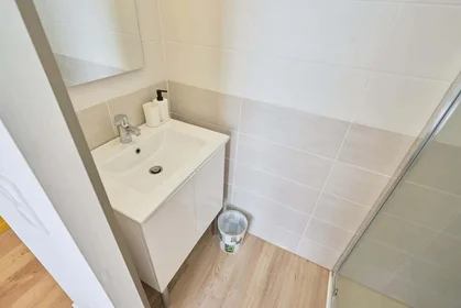 私人房间 在 21 Rue de l'Étape, 51100 Reims, France, 22的图像6