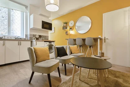 私人房间 在 21 Rue de l'Étape, 51100 Reims, France, 20的图像9