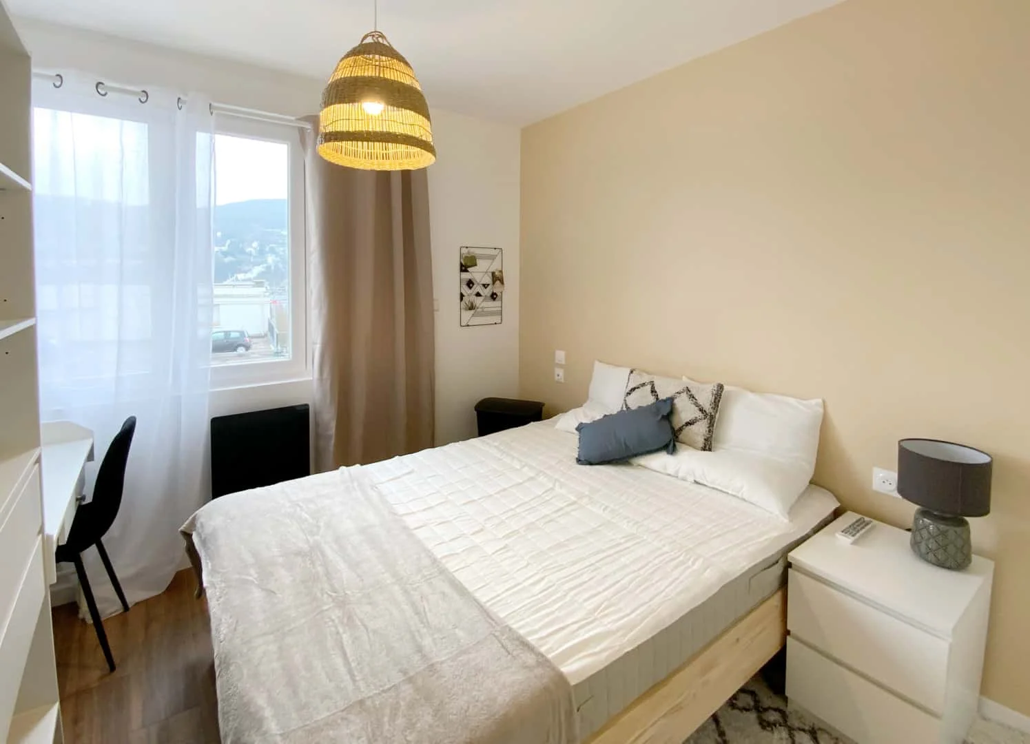 Habitación estudiantil amplia y cómoda en 