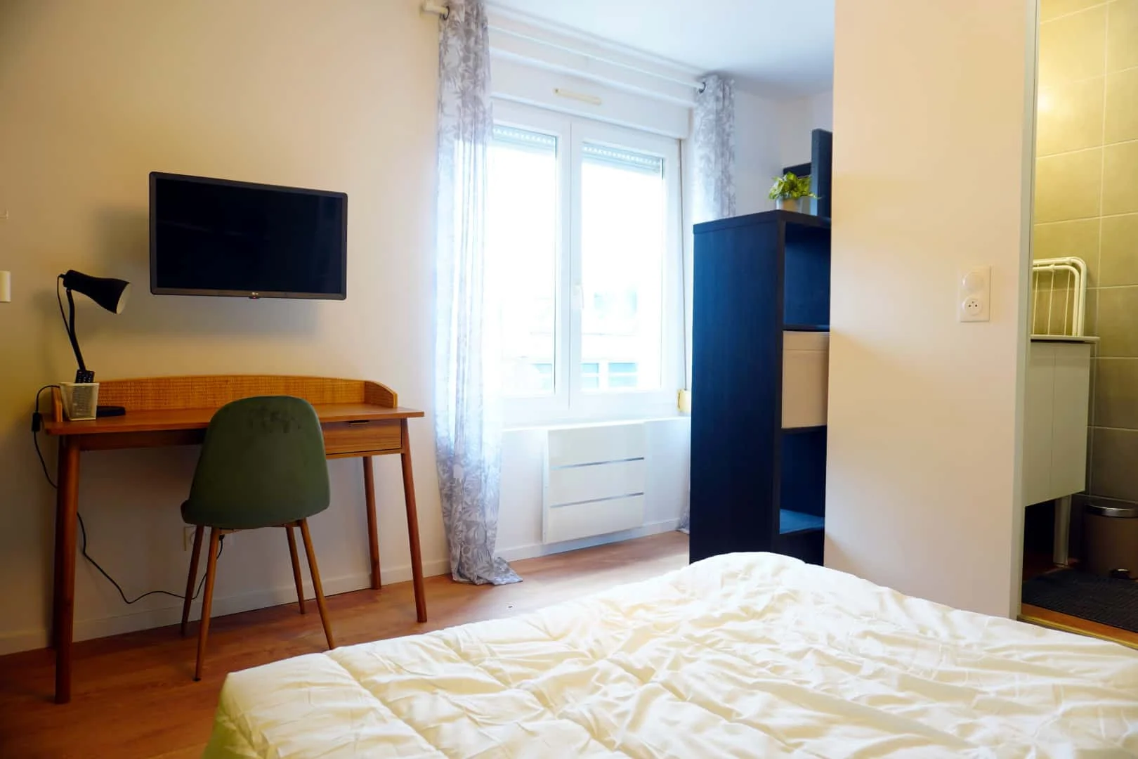 Economical student room with convenient location in