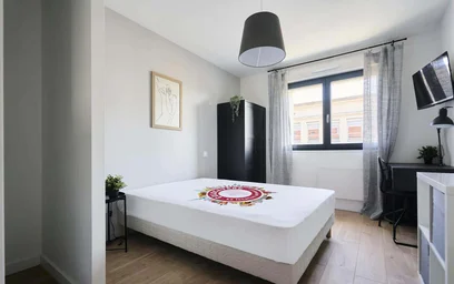 Quarto para alugar num apartamento partilhado em {area}