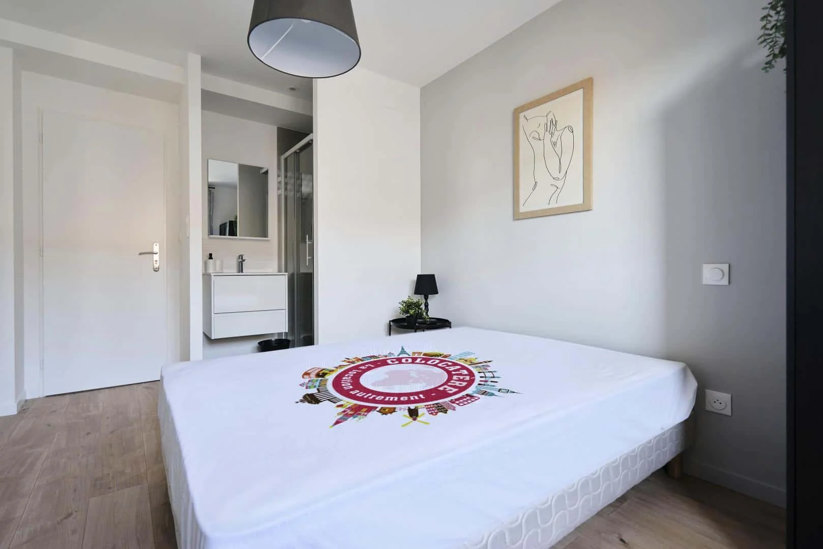Quarto de estudante luminoso e arejado com acesso fácil à universidade em 