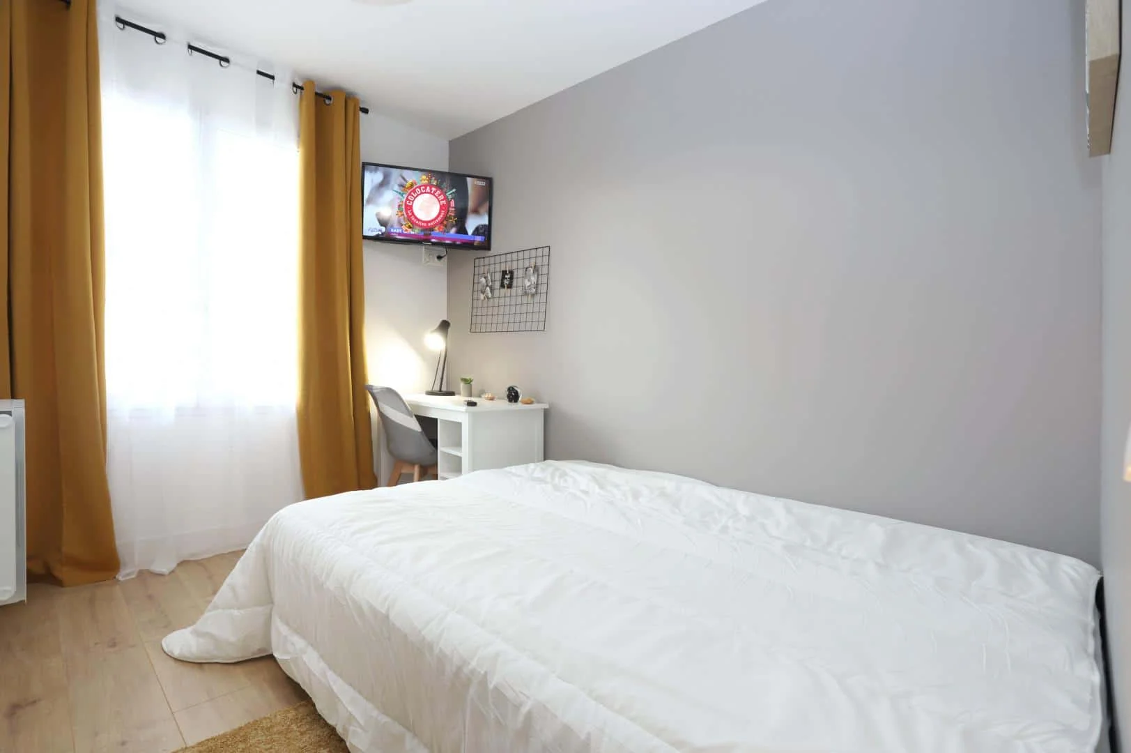Habitación estudiantil funcional perfecta para estudiar en 