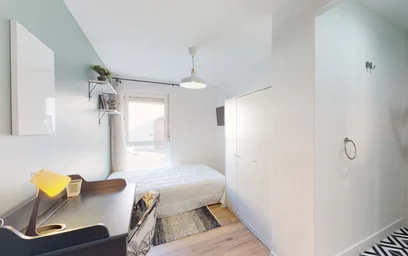 Habitación privada muy luminosa en {area}