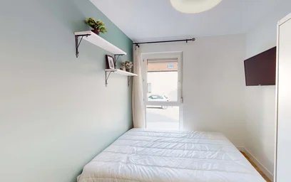 Private room at 2 Rue Félix Trutat, 21000 Dijon, France, image 4 of 13