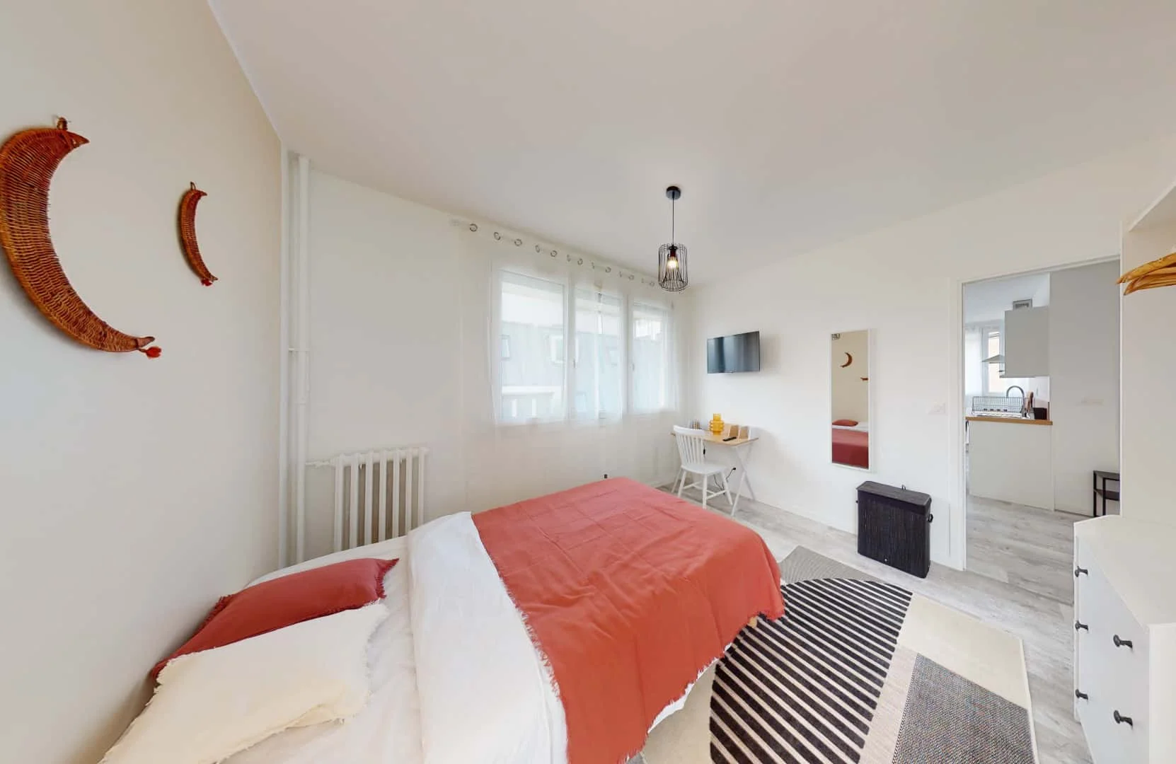Habitación para estudiantes en con área de estudio y facilidades compartidas