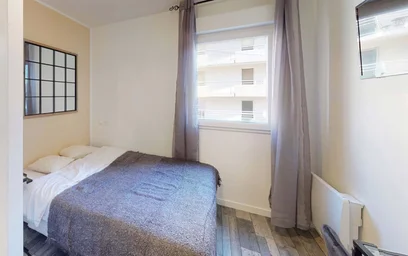 Quarto para alugar com cama de casal em {area}