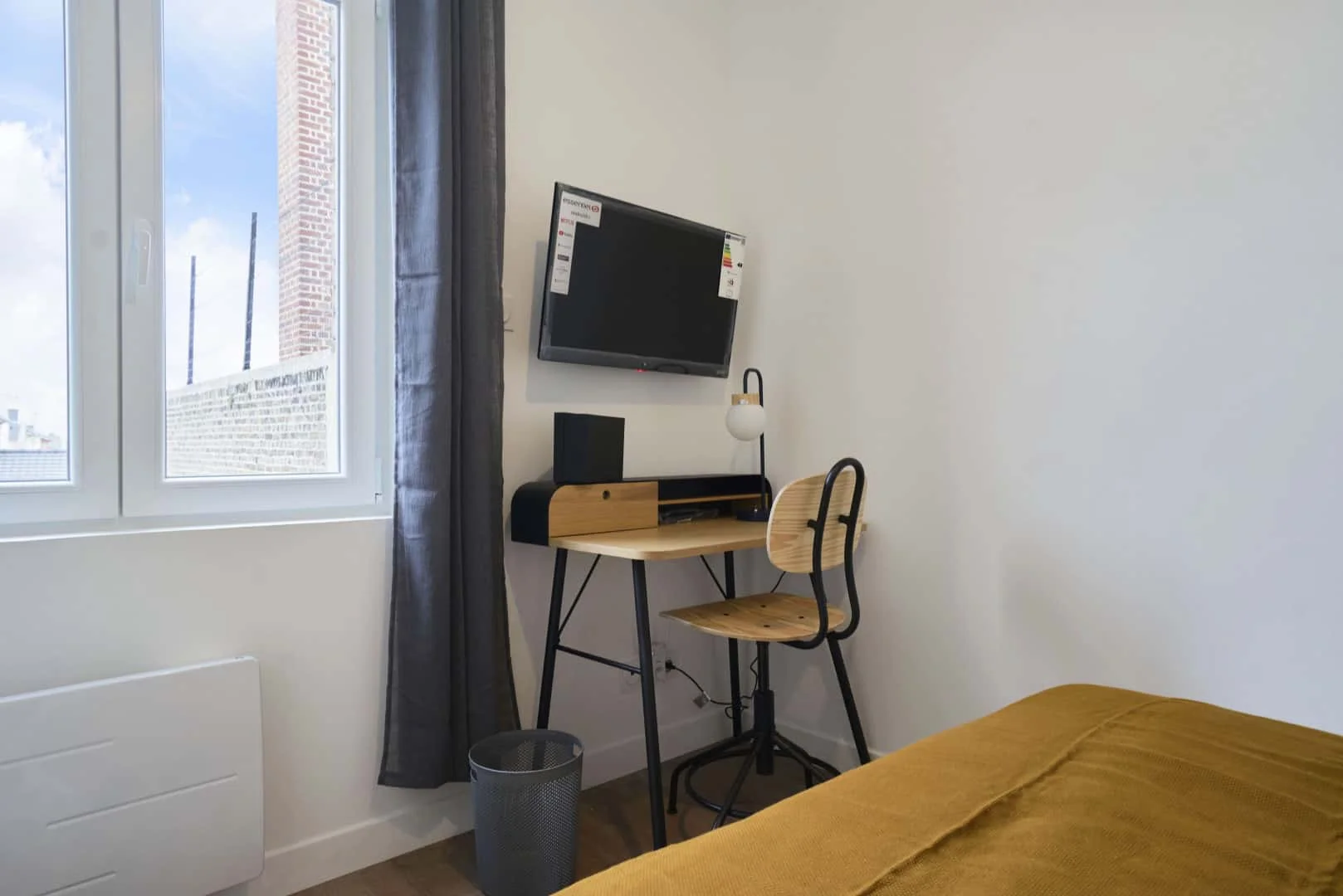 Bezahlbares Zimmer für Studenten mit ausreichender Beleuchtung in