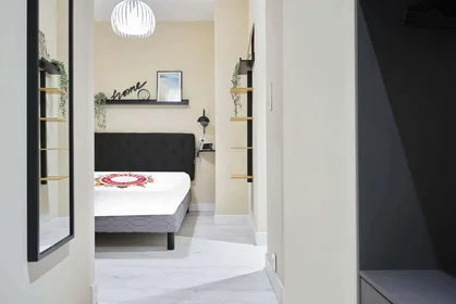 Privatzimmer in der 12 Pl. Drouet d'Erlon, 51100 Reims, France, bild 1 von 10