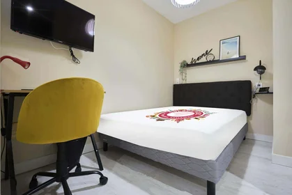 Private room at 12 Pl. Drouet d'Erlon, 51100 Reims, France, image 2 of 20