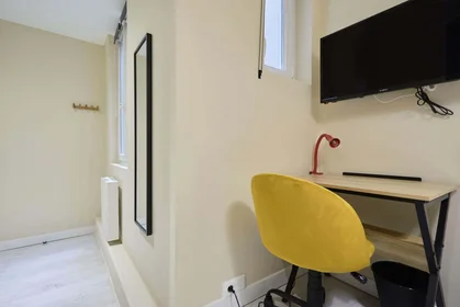 Private room at 12 Pl. Drouet d'Erlon, 51100 Reims, France, image 4 of 20