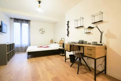 Quarto privado em 100 Rue Chanzy, 51100 Reims, France, imagem 1 de 10