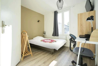 Chambre privée à 81 Rue le Mongnier, 80090 Amiens, France, image 1 de 21