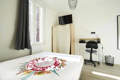 Chambre privée à 81 Rue le Mongnier, 80090 Amiens, France, image 2 de 21