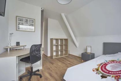 Quarto privado em 10 Rue de Clairmarais, 51100 Reims, France, imagem 2 de 11