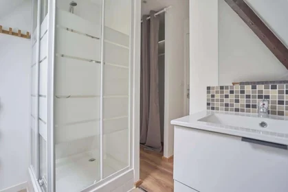 Quarto privado em 10 Rue de Clairmarais, 51100 Reims, France, imagem 3 de 11