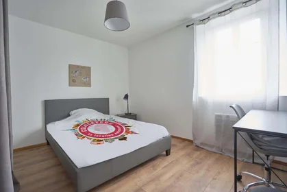Quarto privado em 10 Rue de Clairmarais, 51100 Reims, France, imagem 2 de 10