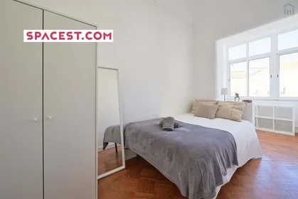 Stanza privata in Av. Alm. Reis 219, 1000-049 Lisboa, Portugal, immagine 1 di 20