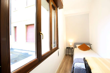 Quarto para alugar num apartamento partilhado em Módena