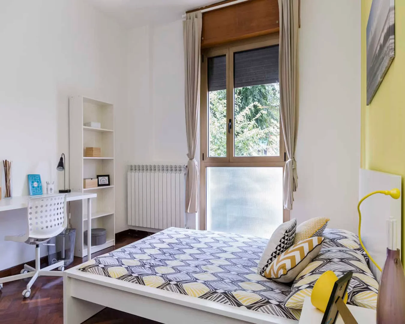 Habitación estudiantil funcional perfecta para estudiar en 