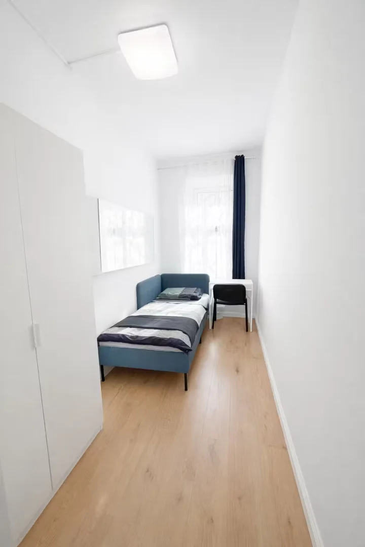 Quarto de estudante confortável e espaçoso em 