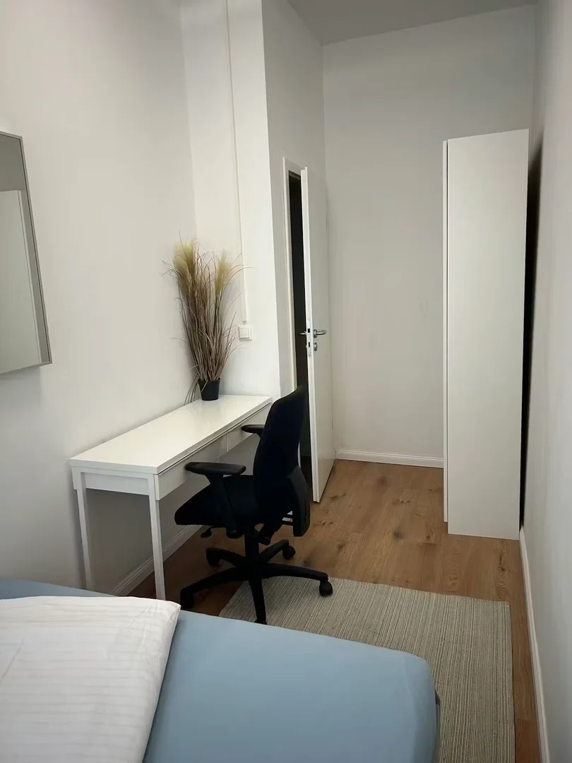 Quarto de estudante económico perto do campus em 