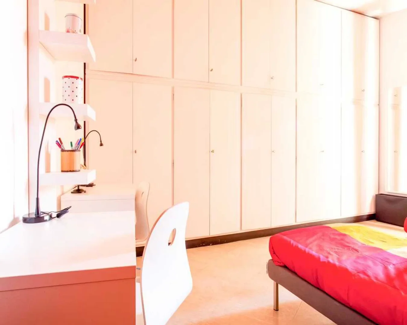 Bright and airy student room with easy university access in 