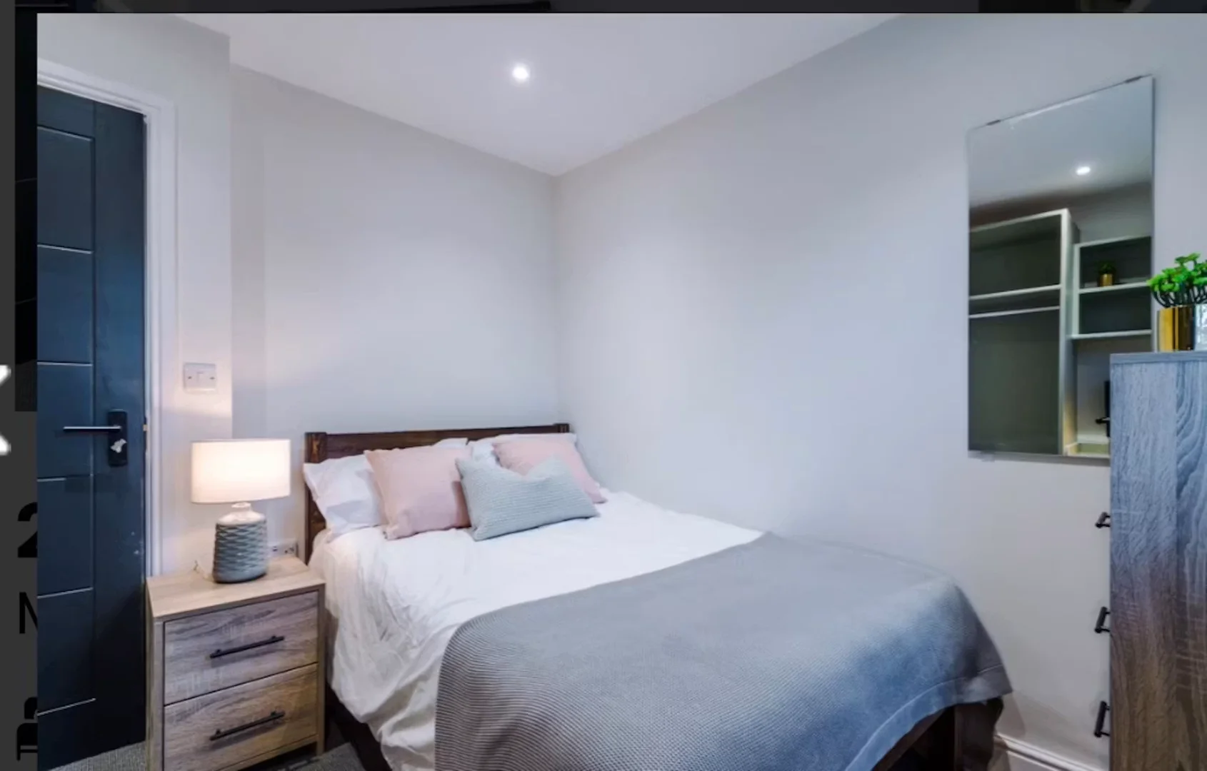 Functional student room perfect for studying in 