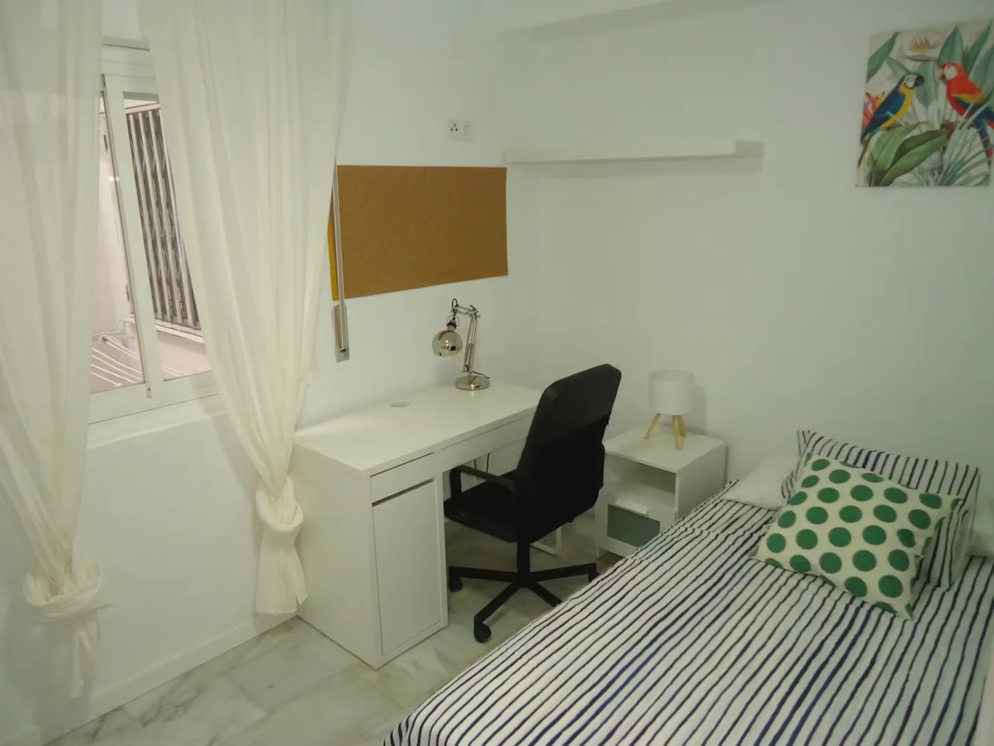 Chambre d'étudiant lumineuse et aérée avec accès facile à l'université dans 