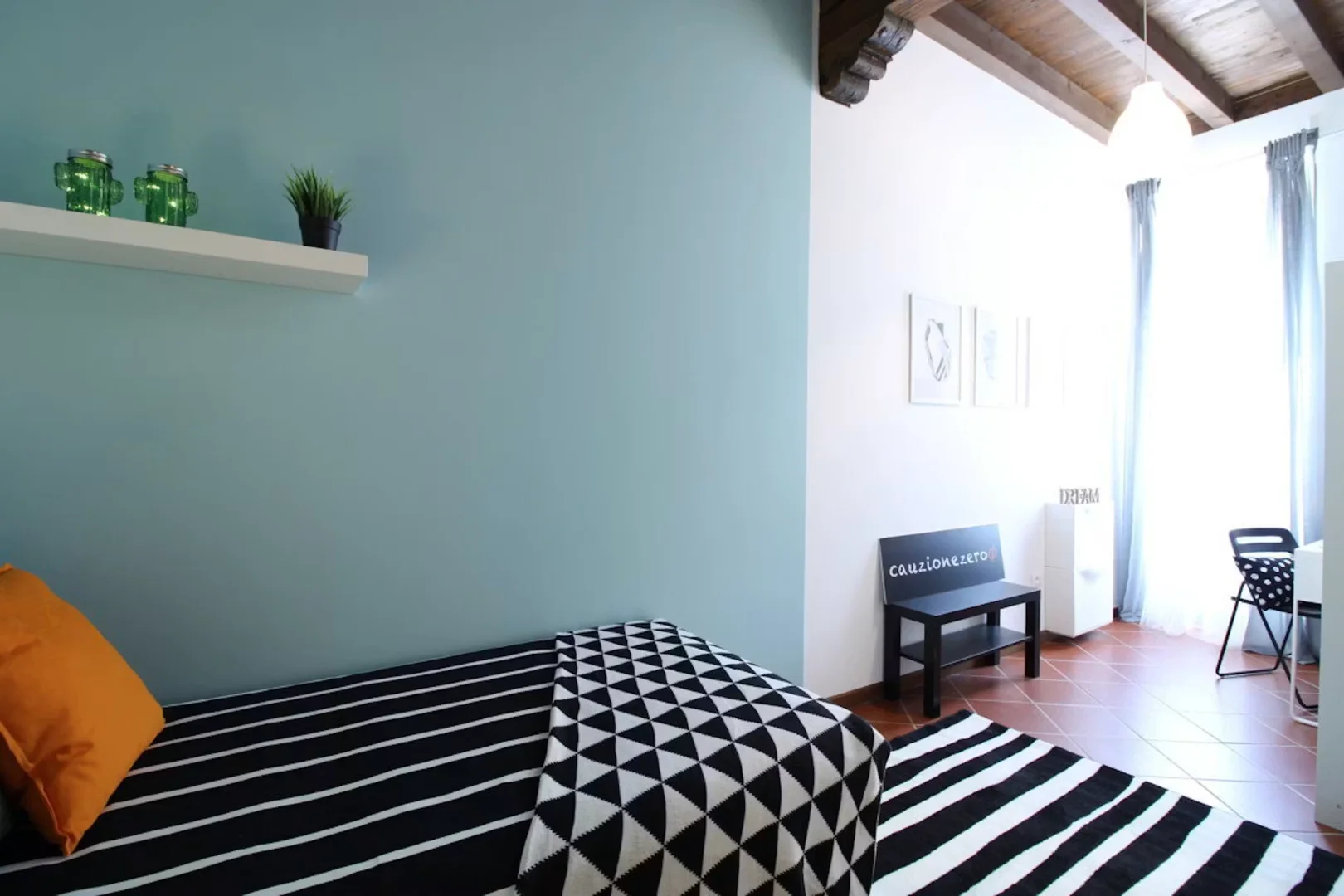 Quarto para alugar em apartamento de estudantes em , totalmente mobilado
