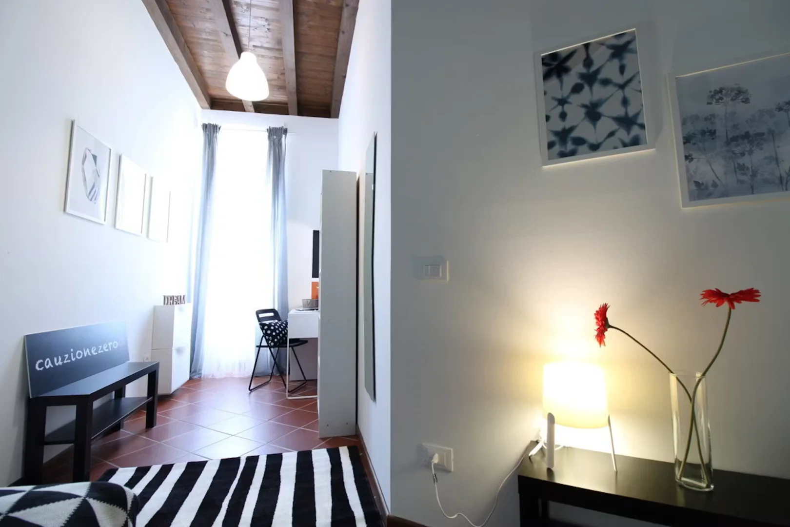 Quarto de estudante luminoso e arejado com acesso fácil à universidade em
