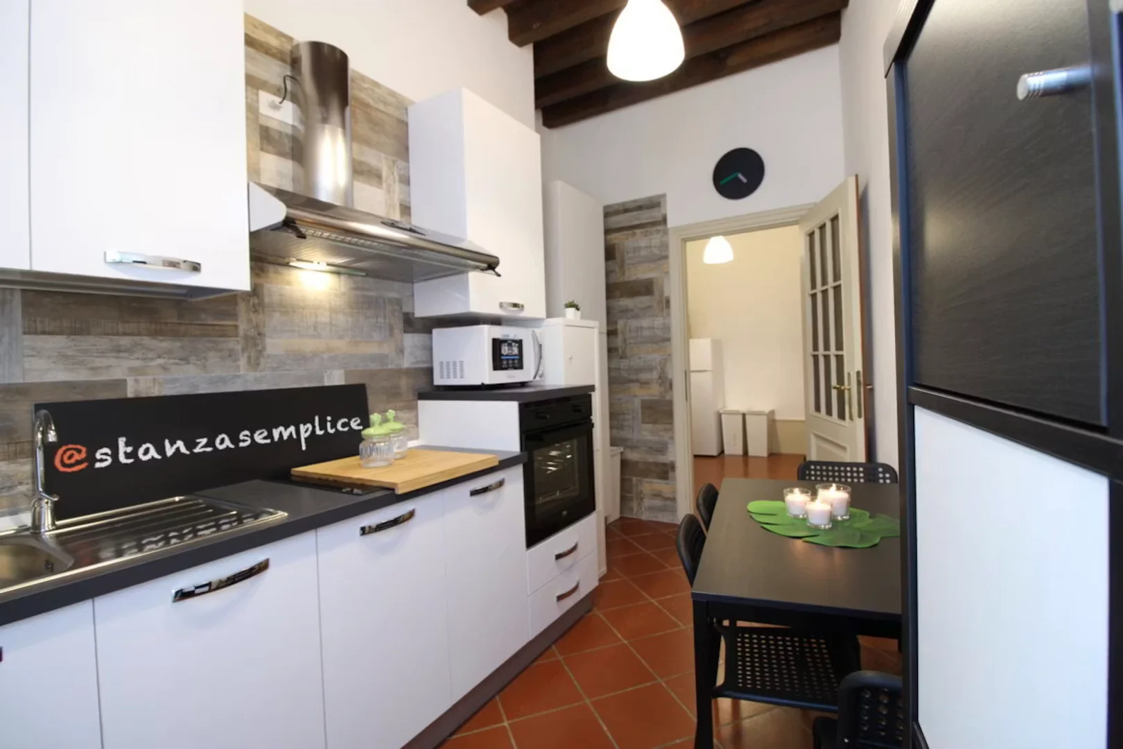 Quarto de estudante em com área de estudo e instalações partilhadas