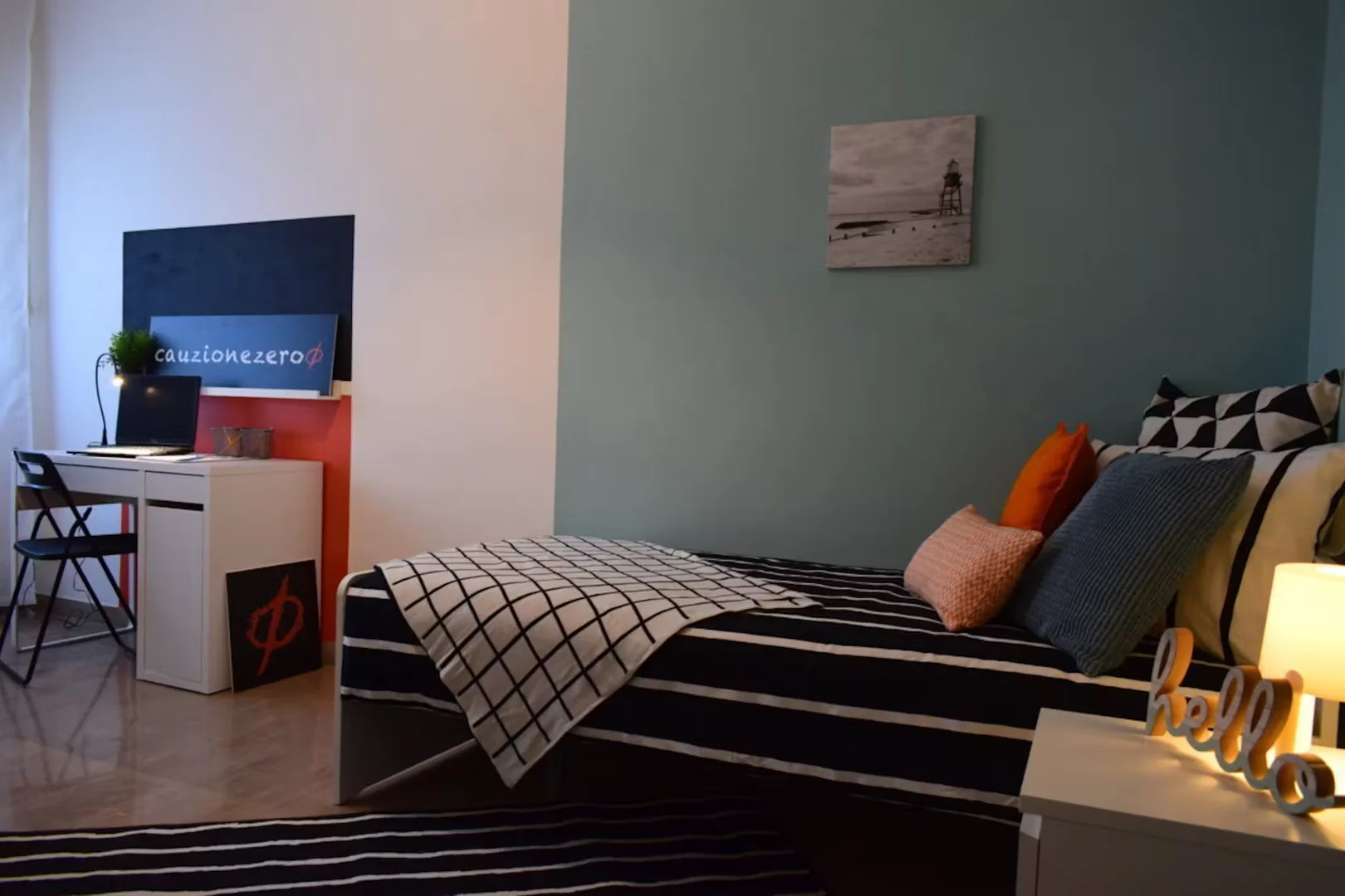Quarto de estudante confortável e espaçoso em