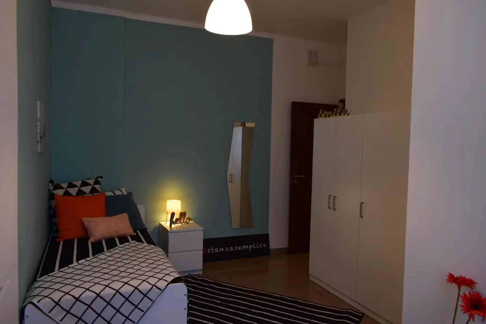 Quarto de estudante luminoso e arejado com acesso fácil à universidade em