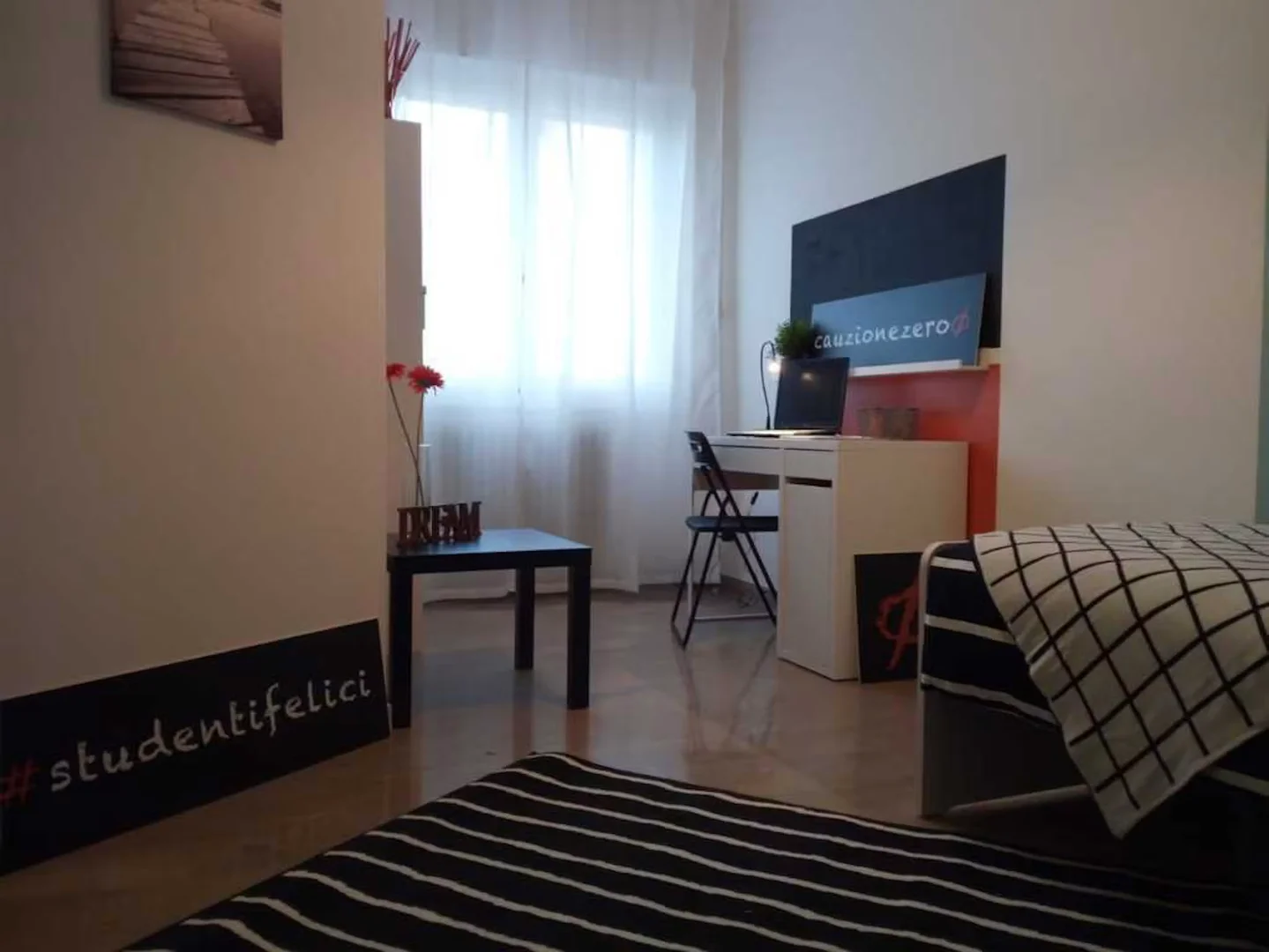 Quarto de estudante luminoso e arejado com acesso fácil à universidade em