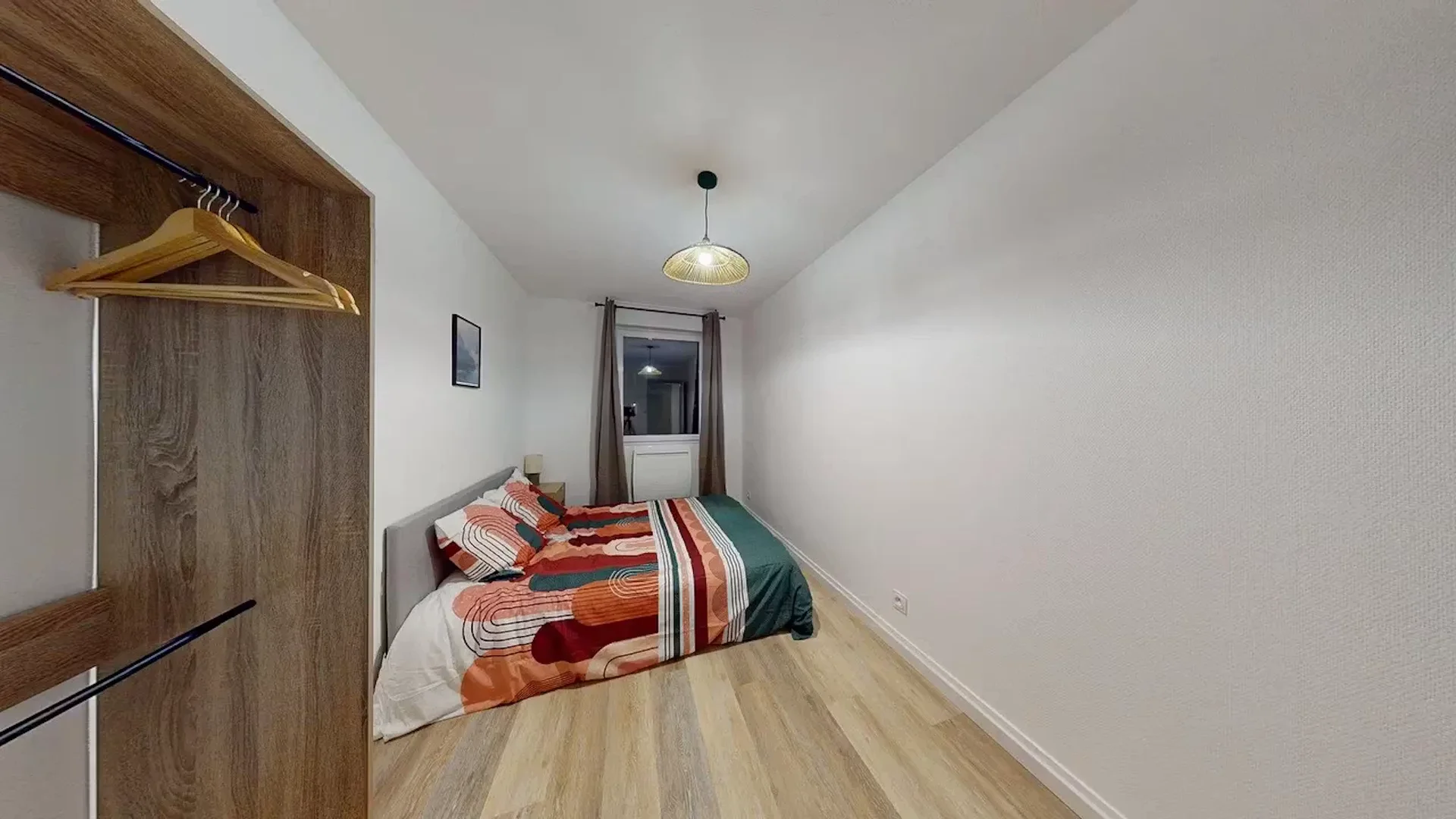 Habitación estudiantil funcional perfecta para estudiar en 