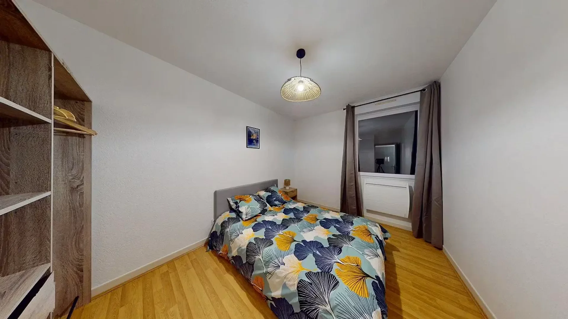 Quarto de estudante confortável e espaçoso em