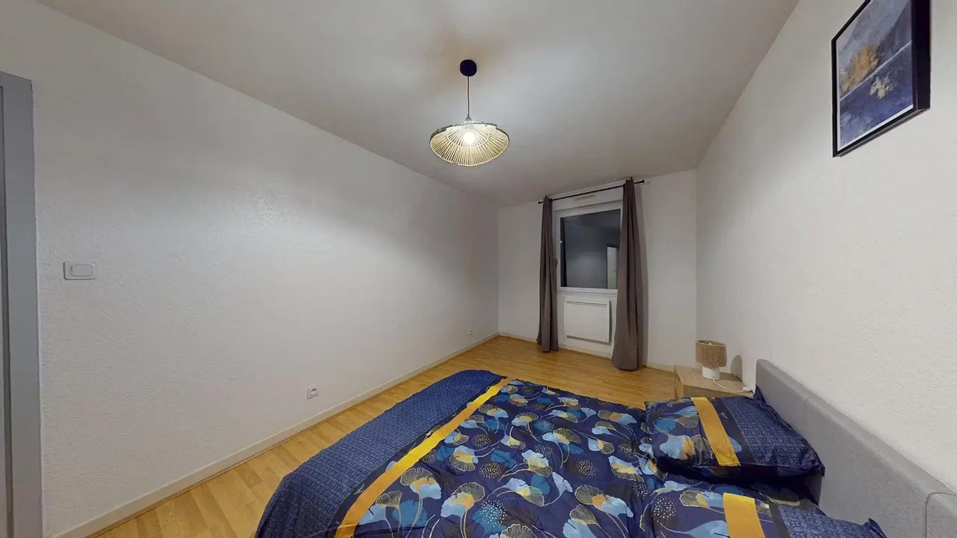 Quarto de estudante luminoso e arejado com acesso fácil à universidade em