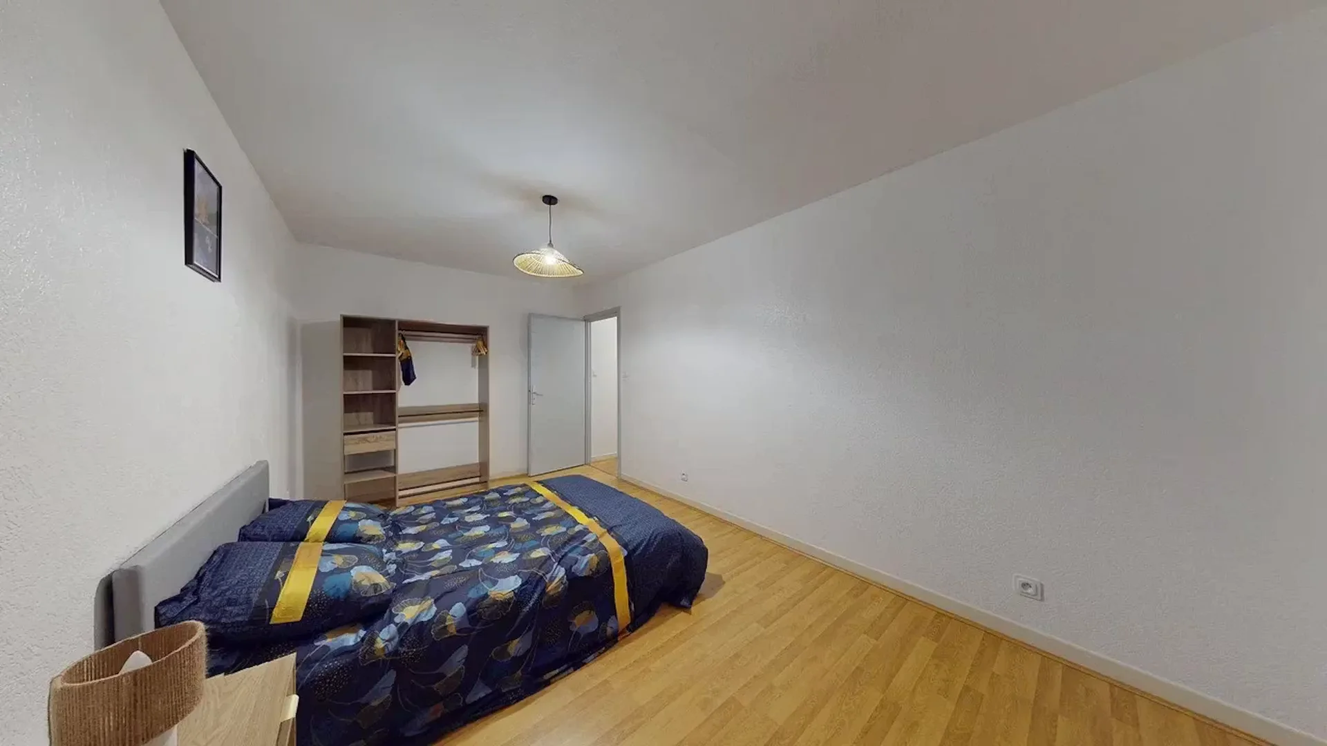 Quarto de estudante em com área de estudo e instalações partilhadas