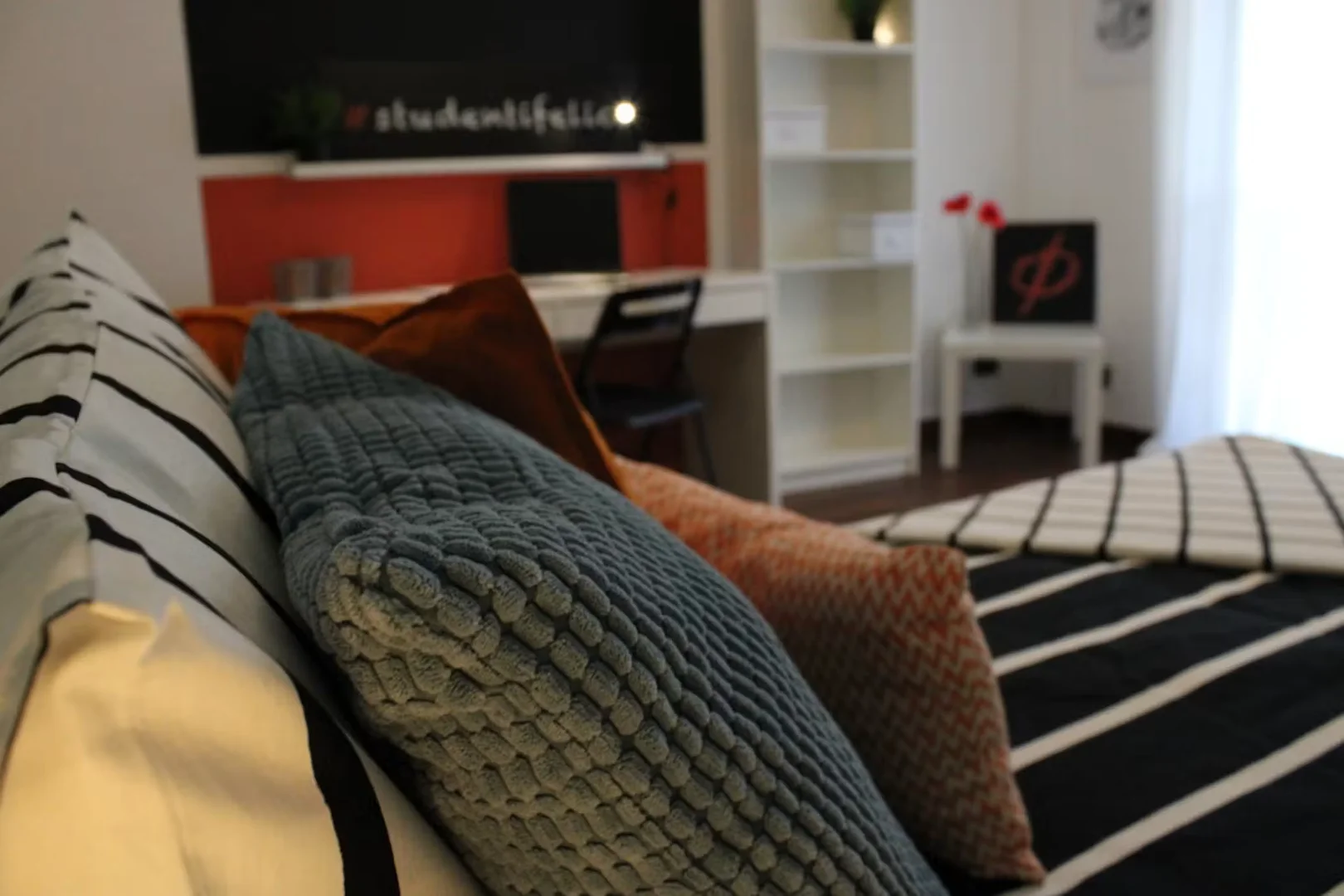 Funktionelles Studentenzimmer perfekt zum Studieren in 