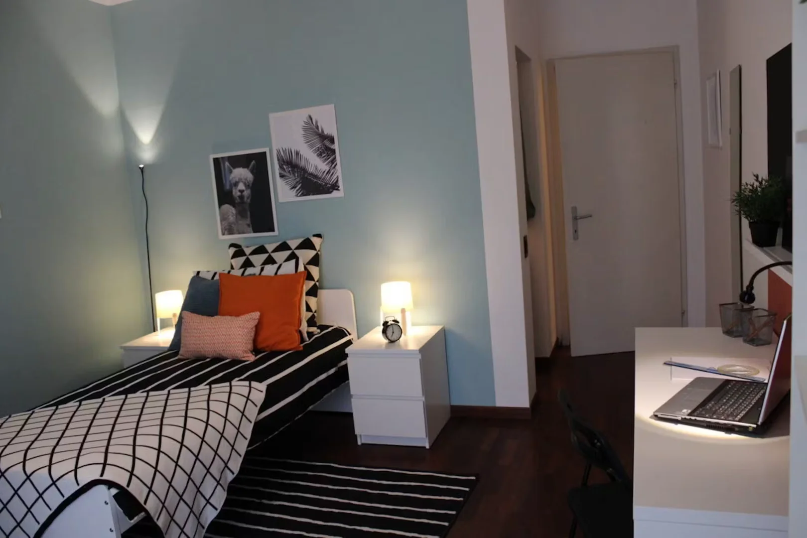 Studentenzimmer in  mit Arbeitsbereich und Gemeinschaftseinrichtungen