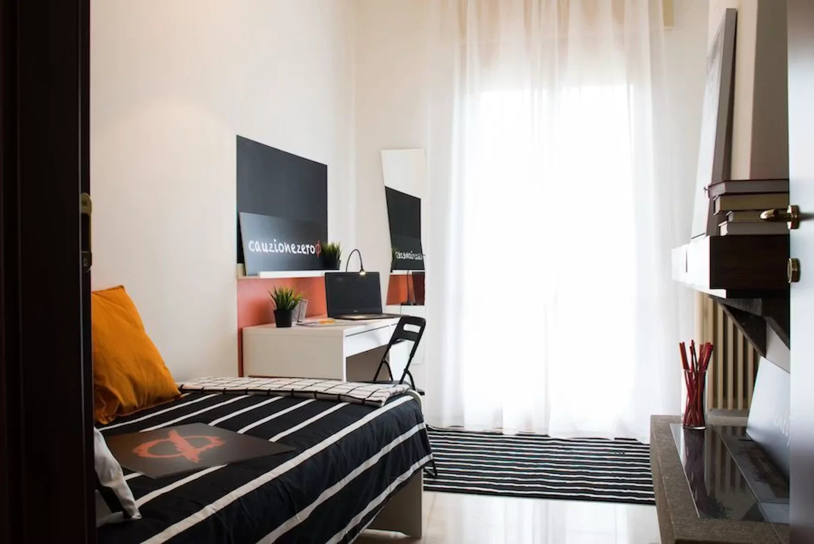 Habitación estudiantil amplia y cómoda en