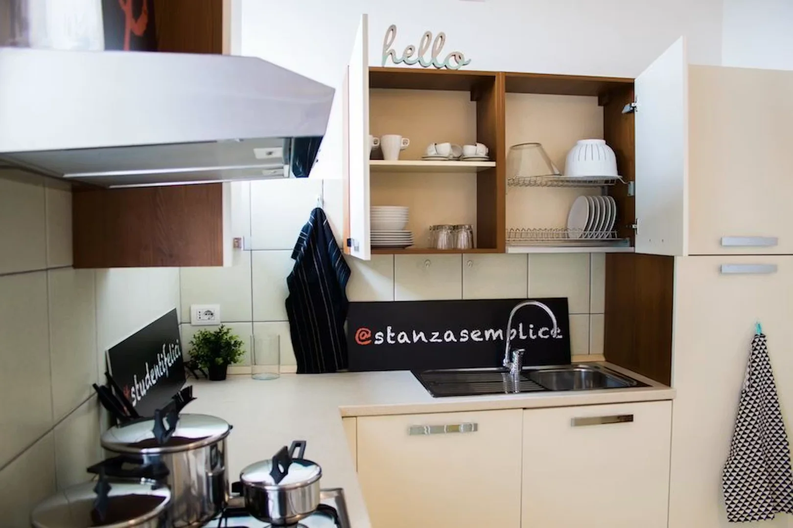 Habitación estudiantil luminosa y aireada con fácil acceso a la universidad en
